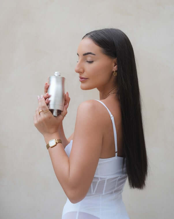 Woman rinsing face under Ngilla Flow filtered water — helps reduce chlorine and improve skin barrier